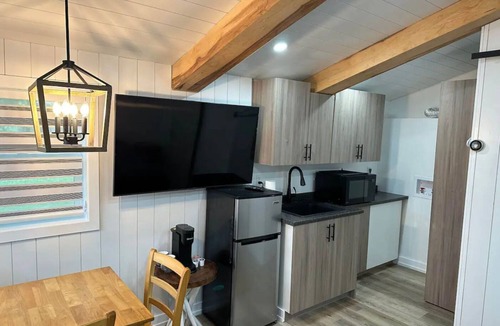 Alcona Cabin | Cozy 2 Person Cabin