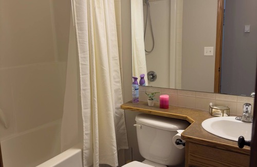 Red Deer House | Cozy 2bed Guest suite with separate entry