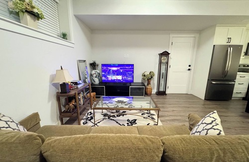 Surrey House | Cozy 2BR basement suite 5 mins from Elgin Park