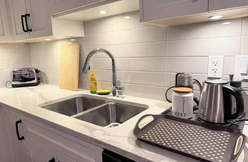 Surrey House | Cozy 2BR basement suite 5 mins from Elgin Park