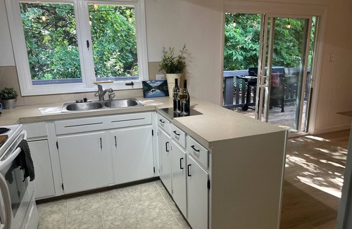 Okanagan-Similkameen House | Cozy 2BR Guesthouse in Quiet Penticton – Private Deck, Patio & BBQ