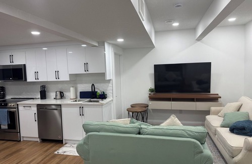 Southwest Edmonton House | Cozy 2BR Retreat Near Dining & Attractions – Relaxation Meets Comfort!