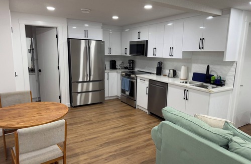 Southwest Edmonton House | Cozy 2BR Retreat Near Dining & Attractions – Relaxation Meets Comfort!