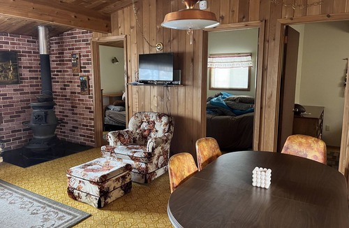 Torrington Cabin | Cozy 3 bedroom cabin on pine lake