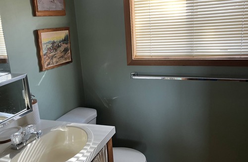 Torrington Cabin | Cozy 3 bedroom cabin on pine lake