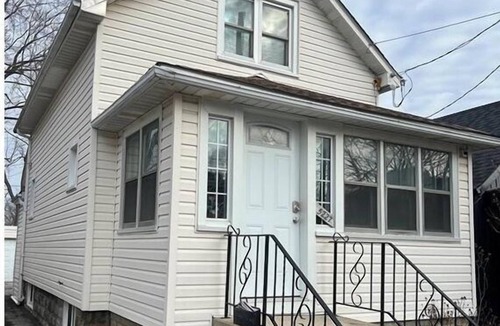 Niagara Falls House | Cozy 3 Bedroom Downtown Hideaway Cottage Minutes From The Falls