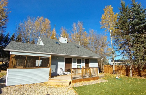 Westerose House | Cozy 3 bedroom house with lake access. SW side of Pigeon Lake in Poplar Bay