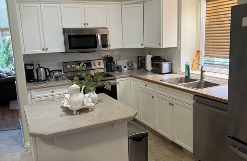 Red Deer House | Cozy 3-bedroom townhouse in Red Deer. Family and Business friendly