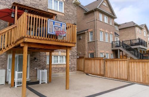 Caledon Apartment | Cozy 3BR Caledon Basement Suite with Private Access, Backyard Basketball Court, Full Kitchen, WiFi, Laundry, 5 Mins to Brampton, Family Friendly, Near Trails & Parks!