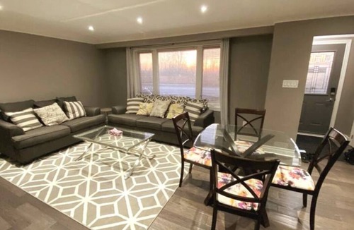 Niagara Falls House | Cozy 3BR Home - Backyard - Close to attractions