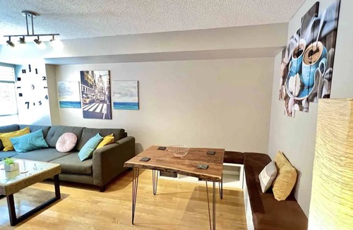 Fashion District Apartment | Cozy 3BR Style w Rooftop/BBQ/Gym - CN Tower/Jays