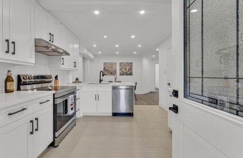 Hamilton House | Cozy 6BR Home -TiCats,Hospitals,Beach,First Ontario
