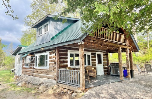 Tay Valley Cabin | Cozy all season Balderson Cabin, 20 mins from Perth Ontario!