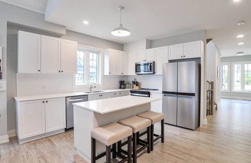 Minett Cottage | COZY AND BRIGHT 5 BR LAKE ROSSEAU COTTAGE W/GREAT VIEWS, POOL AND BEACH ACCESS!