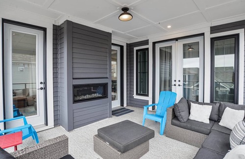 Minett Cottage | COZY AND BRIGHT 5 BR LAKE ROSSEAU COTTAGE W/GREAT VIEWS, POOL AND BEACH ACCESS!