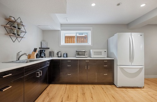 Tuxedo Park Apartment | Cozy and Clean 2BR Basement Suite In The Heart of Calgary
