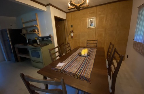 Taghum Cottage | Cozy and Cute cottage with yard 10 minutes from Nelson