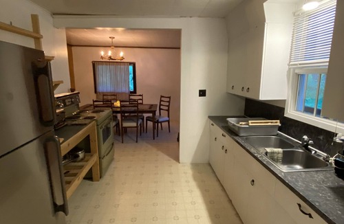 Taghum Cottage | Cozy and Cute cottage with yard 10 minutes from Nelson