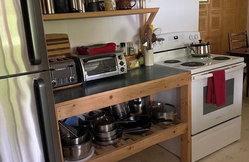 Taghum Cottage | Cozy and Cute cottage with yard 10 minutes from Nelson
