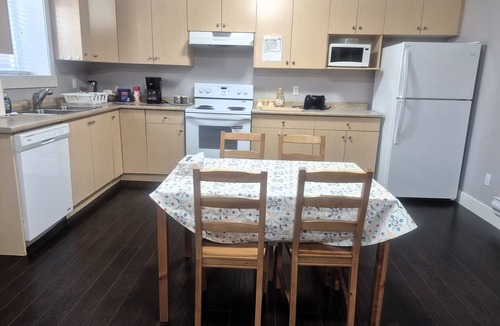 Guildford House | Cozy and Homey 2 BR Suite, 5 minutes to Highway 1 entrance.