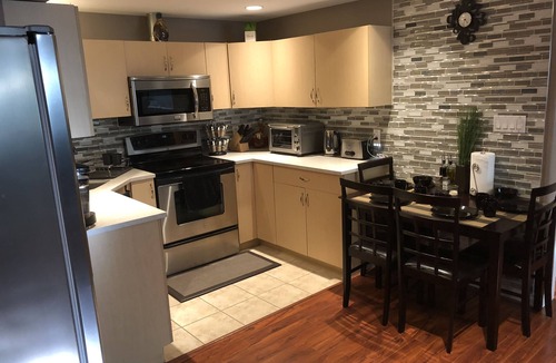 Saanich West House | Cozy and modern 3 bedroom In central location!