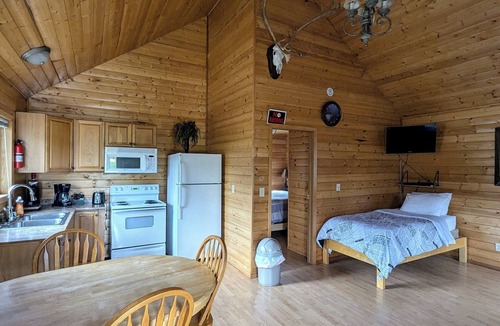 Regional District of Fraser-Fort George Cabin | Cozy and Relaxing Getaway Cabin #8n