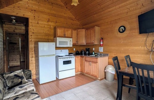 McBride Apartment | Cozy and Relaxing Getaway Cabins 15
