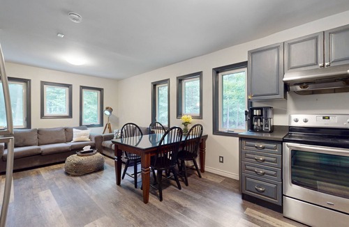 Adjala-Tosorontio House | Cozy and Serene Retreat with AC, Streaming in Loretto, ON