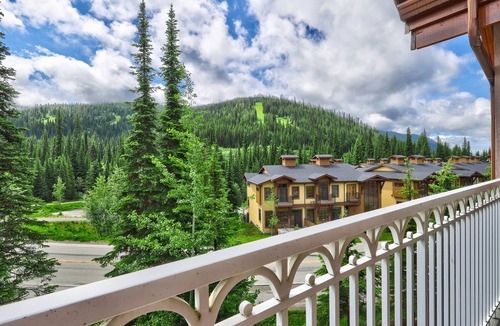 Sun Peaks Condo | Cozy and Spacious Condo Walking Distance to Lifts and Village