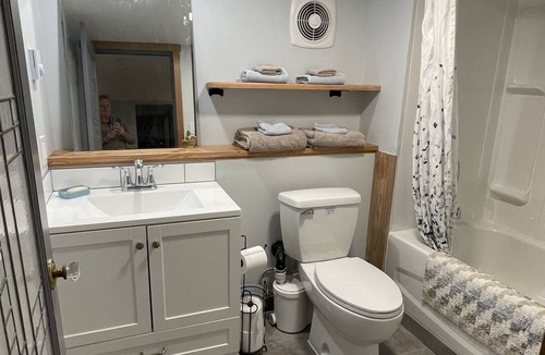 Cumberland Bed & Breakfast | Cozy basement suite- Cumberland, close to bike trails