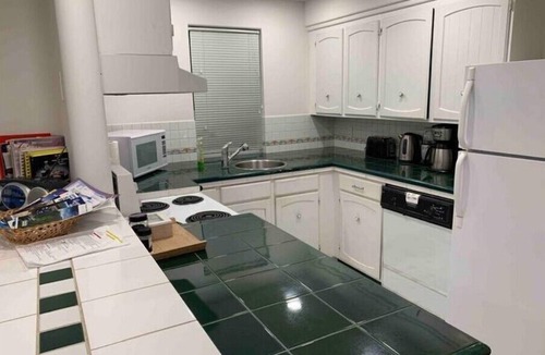 White Rock House | Cozy Bright 2 BR White Rock ground level basement suite near the beach.
