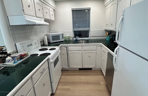 White Rock House | Cozy Bright 2 BR White Rock ground level basement suite near the beach.