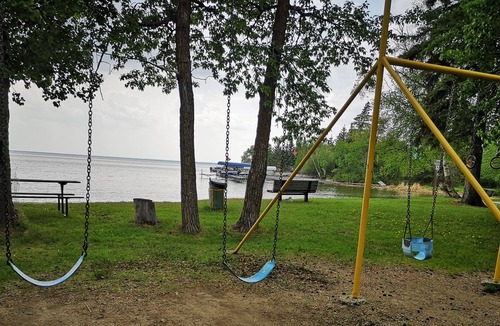 Glaslyn Cabin | Cozy Cabin at Indian Point, Turtle Lake w/wrap around deck