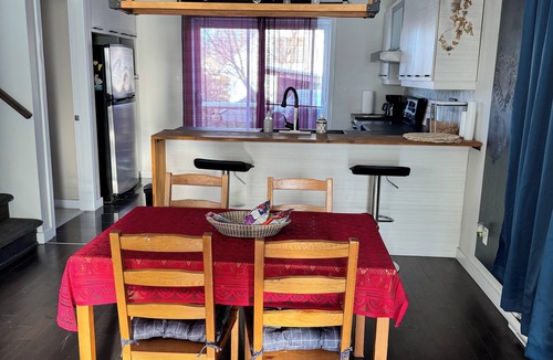 Sainte-Marthe-sur-le-Lac Condo | Cozy Retreat: 2BR Haven with Warm Touches