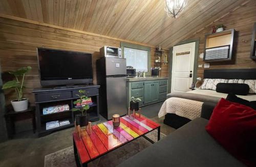 Regional District of Nanaimo Ski Chalet | Cozy Cabana with Large Private Outdoor Hot Tub