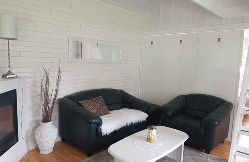 Tappen House | Cozy Cabin, 2 min to the HWY1, 5 minutes to the Shuswap lake