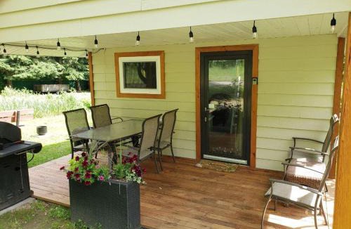 Tappen Ski Chalet | Cozy Cabin, 2 min to the HWY1
