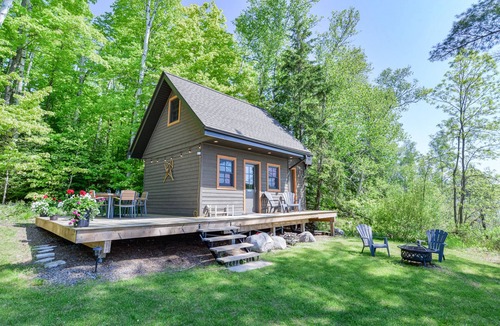 McMurrich/Monteith Cabin | Cozy Cabin + Bunkie~lakefront~muskoka~watertoys
