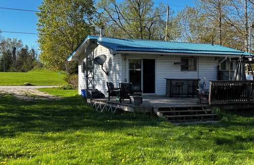 Roseneath Cabin | Cozy cabin in Roseneath with AC, a large yard and a pool.