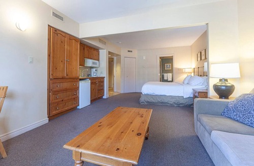 Oro-Medonte Condo | Cozy Cabin Retreat Steps to Trails, Hike, Snowshoe