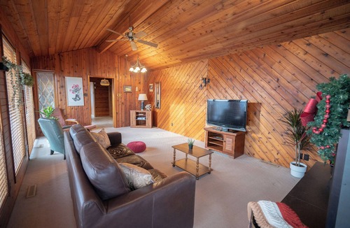 Mayfield House | Cozy Cabin w/Sauna in the City, WEM 8 mins, Downtown 10 mins, Free WIFI