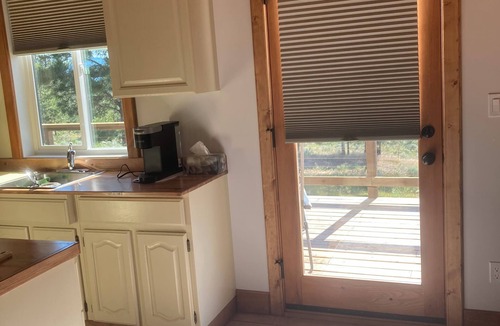 Merritt Cabin | Cozy cabin with WiFi and AC in charming Merritt