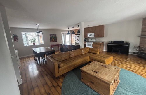 Dalhousie House | Cozy Calgary Stampede Sanctuary Home