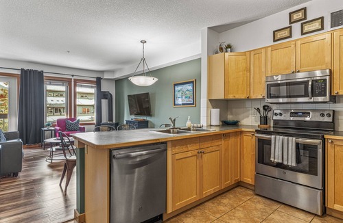 Canmore Condo | Cozy Canmore Condo for 7🍁Modern Rustic Mountain Escape⛰☀️Outdoor Pool & Hot Tubs☀️