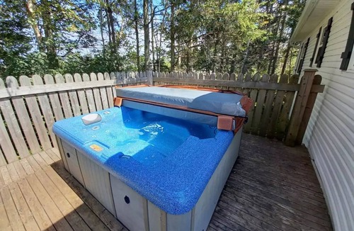 Cavendish Cottage | Cozy Cavendish cottage Manitou (#9) with private hot tub!