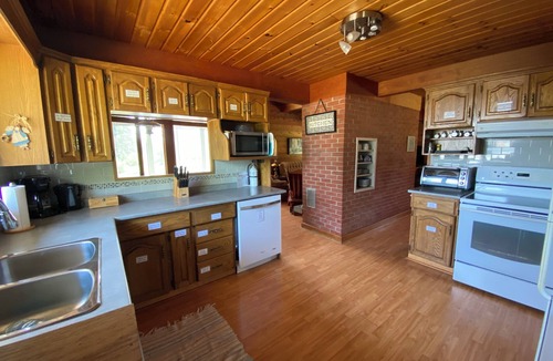 Victoria Beach Cabin | Cozy Cedar Cabin 4 season estate, Games Room, Beach & Trail access, Sled/XSki