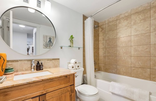 Sunnyside Condo | Cozy Central City Condo with On-Site Gym!