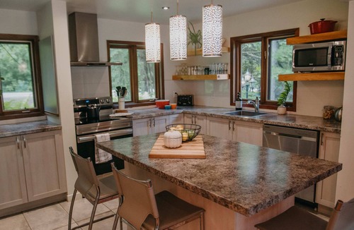 St-Adolphe-d'Howard Cottage | Cozy Chalet lake, hot tub and Stunning Views