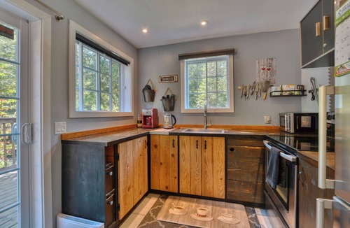Chertsey House | Cozy chalet with river access, sauna & nature
