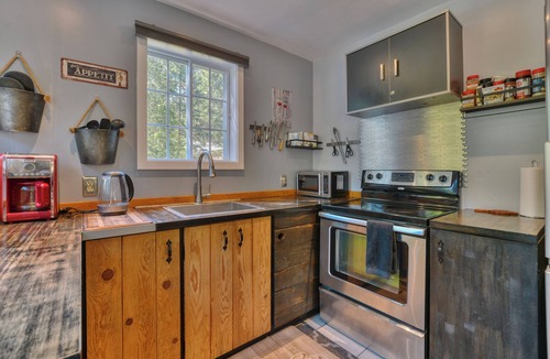 Chertsey House | Cozy chalet with river access, sauna & nature